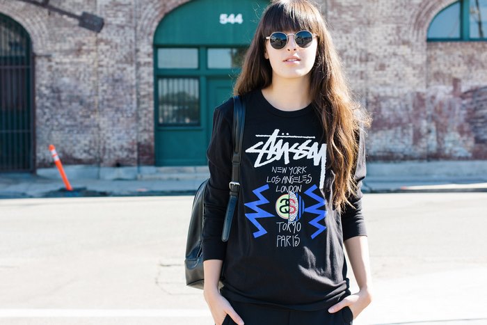 Девушка в Stussy