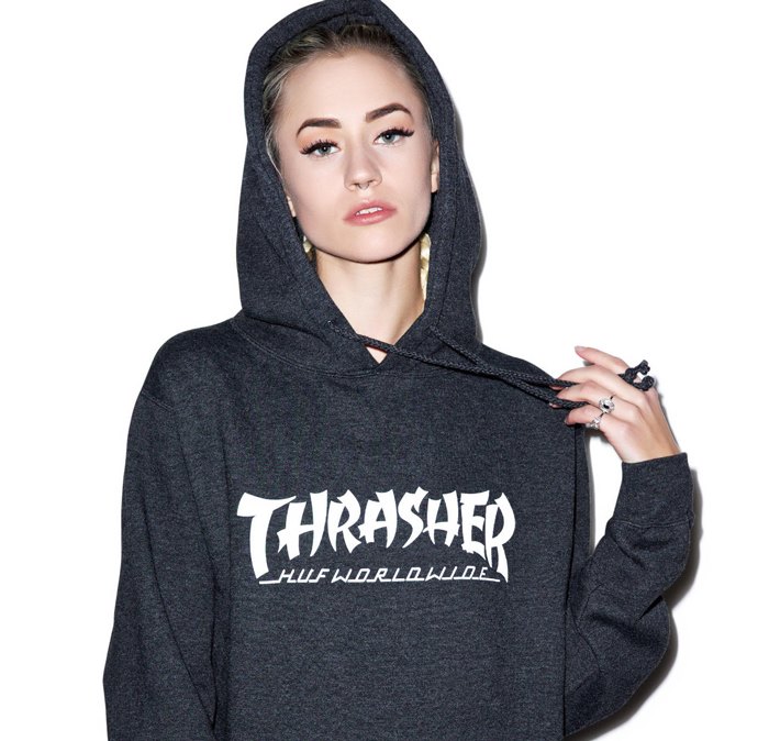 Девушка в Thrasher x HUF